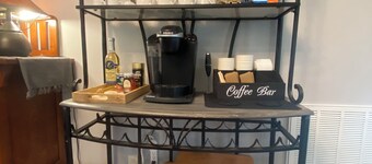 Mid-Mod Amazing! 2.9mi to UA. Chef’s Kitchen. Views to Private Yard & Fire Pit