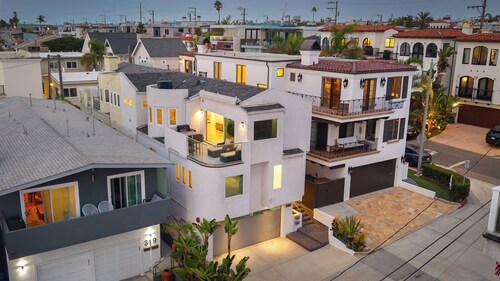 Walk to Manhattan Beach Pier, Ocean Views, Balcony, & Peloton Casa Del Mar by Avantstay