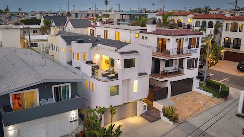 Walk to Manhattan Beach Pier, Ocean Views, Balcony, & Peloton Casa Del Mar by Avantstay