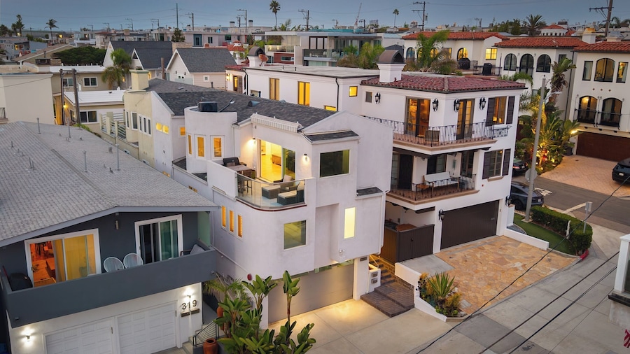 Walk to Manhattan Beach Pier, Ocean Views, Balcony, & Peloton Casa Del Mar by Avantstay