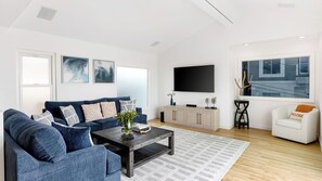 House (3 Bedrooms) | Interior - Walk to Manhattan Beach Pier, Ocean Views, Balcony, & Peloton Casa Del Mar by Avantstay (Manhattan Beach)