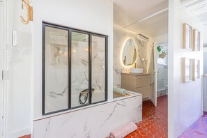 Secador de cabelo, toalhas de banho