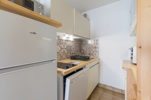 Réfrigérateur, micro-ondes, four, lave-vaisselle