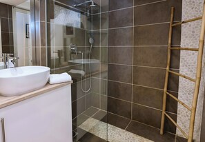 Douche, sĂšche-cheveux, serviettes fournies