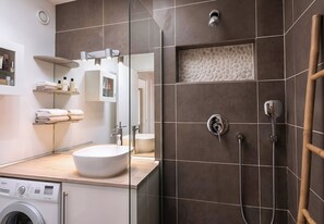 Shower, hair dryer, towels