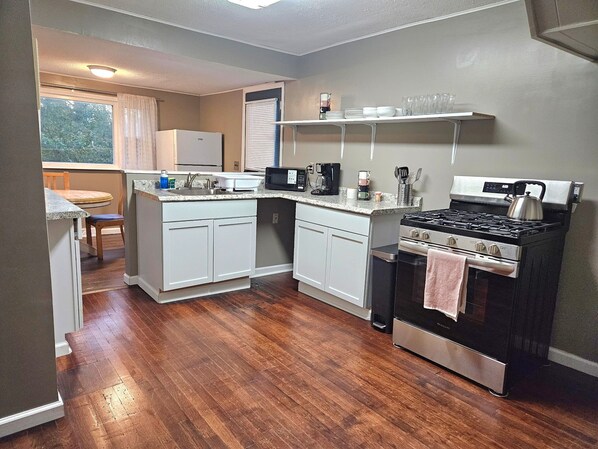 ثلاجة، ميكروويف، فرن، موقد طهي مسطح