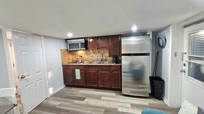 Réfrigérateur, four à micro-ondes, surface de cuisson, cafetière-théière