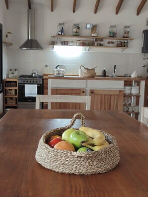 Fridge, oven, stovetop, cookware/dishes/utensils