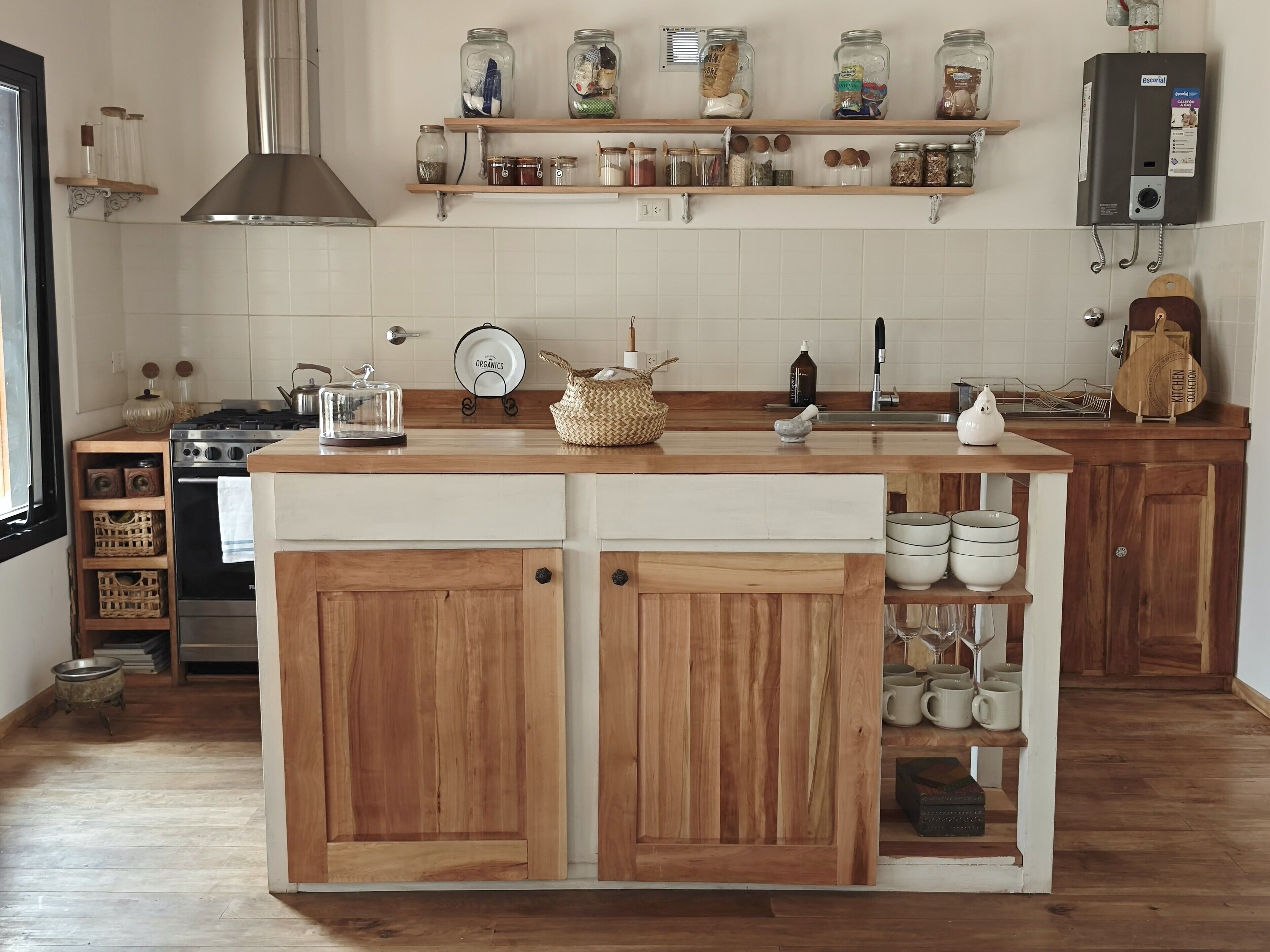 Lemari es di ruangan bersama