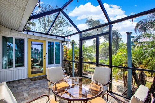 Sleeps 6 Waterfront Escape  W / Foosball, Grill & firepit