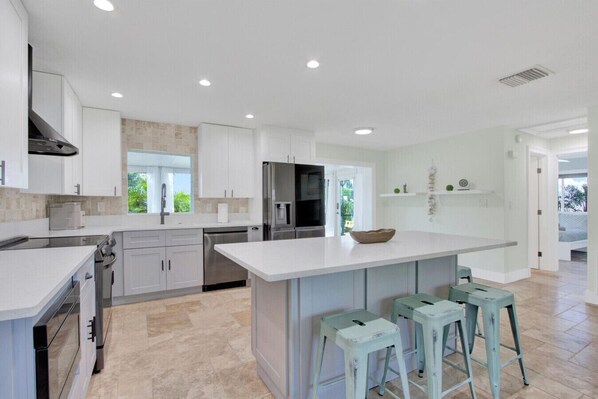 Jääkaappi, mikroaaltouuni, uuni, liesi