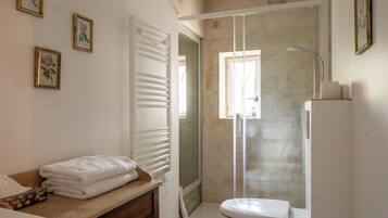 Een douche, een haardroger, handdoeken, zeep