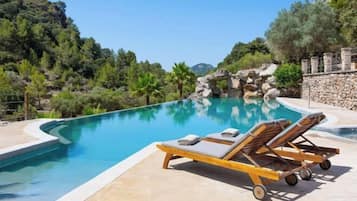 Hồ bơi ngoài trời