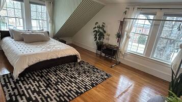 3 bedrooms, desk, iron/ironing board, free WiFi