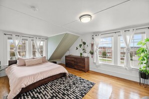 4 bedrooms, desk, iron/ironing board, free WiFi
