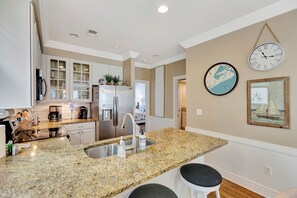 ثلاجة، ميكروويف، فرن، موقد طهي مسطح