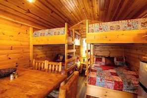 1 bedroom, free WiFi, bed sheets - Enjoy this cabin/tiny home on 24 acres of Oak and Hickory forest close to Berkeley Springs, WV (Berkeley Springs)