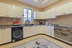 Private kitchen - Luxury 6BR Villa with Private Pool in Royal City Compound - Sheikh Zayed (Giza Governorate)