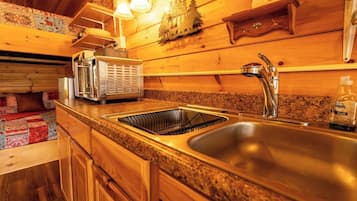 Kühlschrank, Mikrowelle, Herdplatte, Wasserkocher mit Kaffee-/Teezubehör