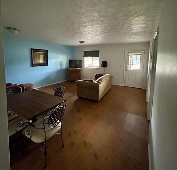 Living area - Unwind in Albany, Kentucky at this charming 3 BEDROOM cabin on the water. (Albany)