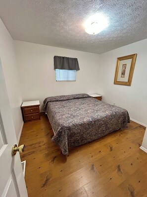 Iron/ironing board, bed sheets - Unwind in Albany, Kentucky at this charming 3 BEDROOM cabin on the water. (Albany)