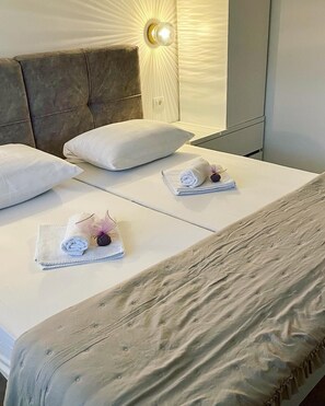5 bedrooms, iron/ironing board, WiFi, bed sheets