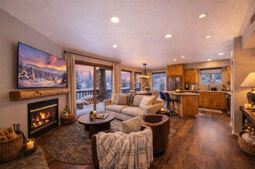Beautiful Mountain Condo w/Hot Tub, Gym, & Private Balcony Near Park City & DV!