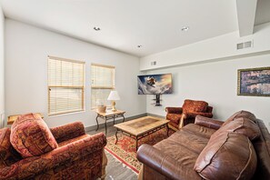 Smart TV, fireplace, ping pong, books - Cozy Mountain Retreat Just 3 Mins to Deer Valley East Village w/Hot Tub & Views! (Heber City)