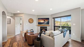 Smart TV, fireplace, ping pong, books