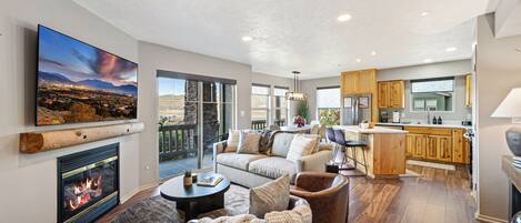 TV connectée, cheminée, table de tennis de table, livres