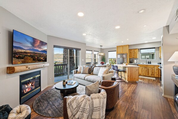 Smart TV, fireplace, table tennis, books - Cozy Mountain Retreat Just 3 Mins to Deer Valley East Village w/Hot Tub & Views! (Heber City)
