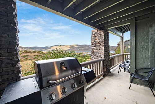 NEW! Luxe Mountain Condo 3 Mins to Deer Valley East Village w/Hot Tub & Views!