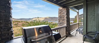 NEW! Luxe Mountain Condo 3 Mins to Deer Valley East Village w/Hot Tub & Views!