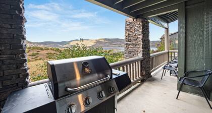 NEW! Luxe Mountain Condo 3 Mins to Deer Valley East Village w/Hot Tub & Views!