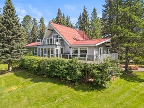 Exterior - The Nest - Retro Cabin w/ Sauna (Rocky View County)