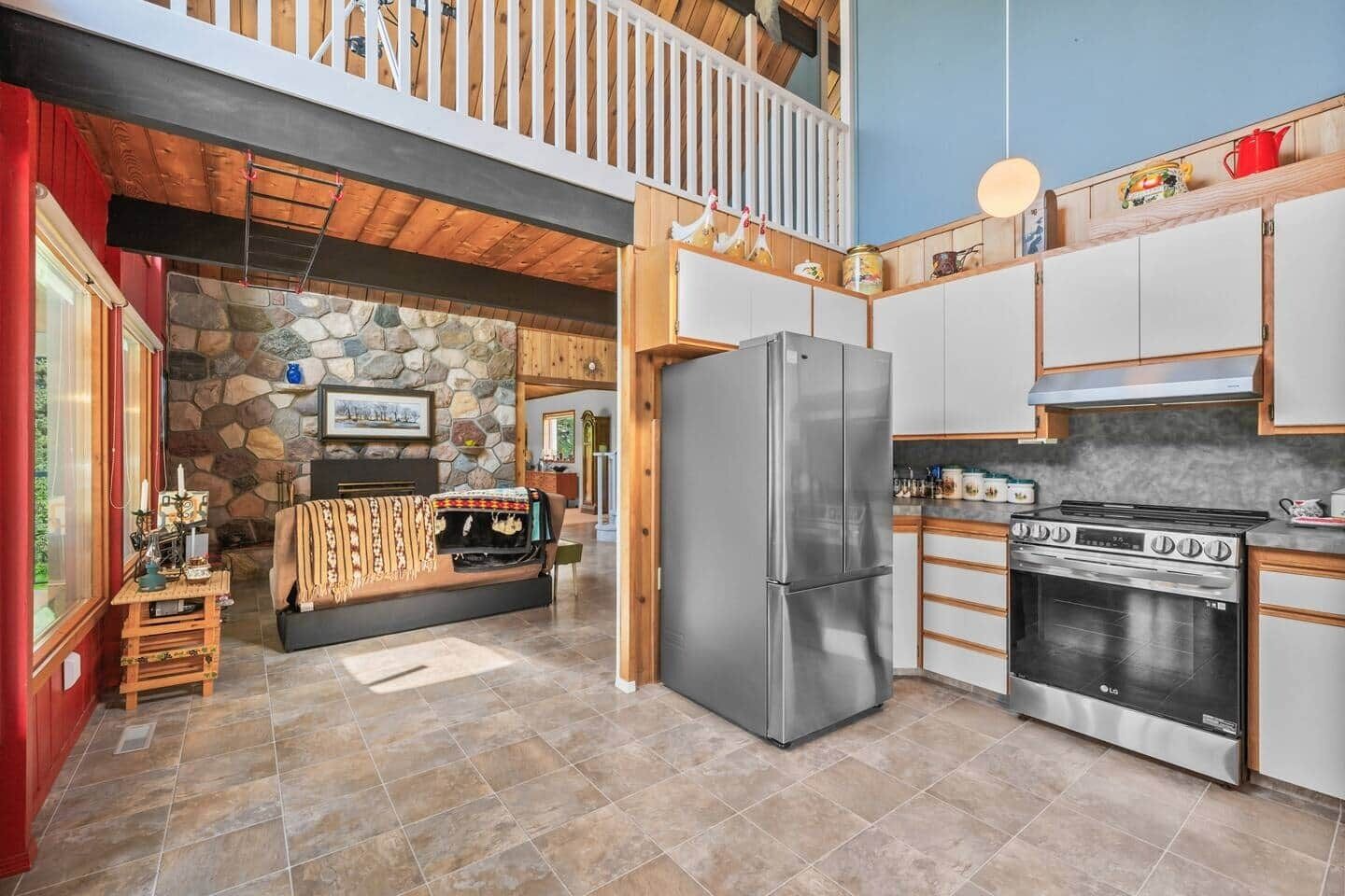 Frigorífico, microondas, horno y placa de cocina