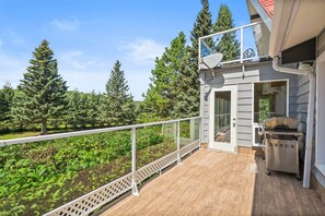 Terrace/patio - The Nest - Retro Cabin w/ Sauna (Rocky View County)