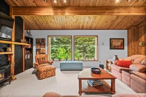 TV, fireplace - The Nest - Retro Cabin w/ Sauna (Rocky View County)