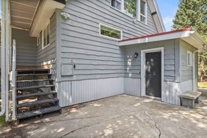 Exterior - The Nest - Retro Cabin w/ Sauna (Rocky View County)