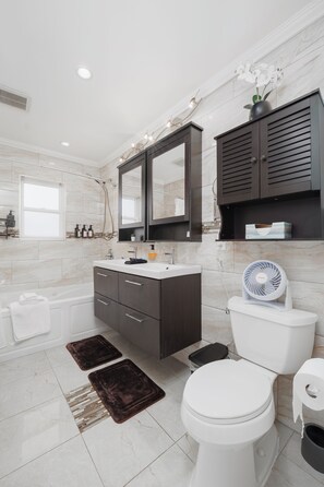 Regadera, tina de hidromasaje, secadora de cabello, toallas 