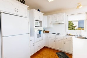 ثلاجة، ميكروويف، فرن، موقد طهي مسطح