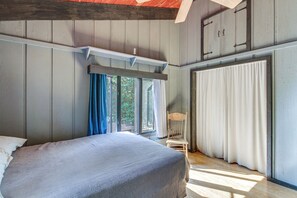 2 bedrooms, desk, internet, bed sheets