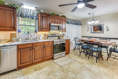 Enchanting Creekside Hiawassee Cottage w/ Hot Tub