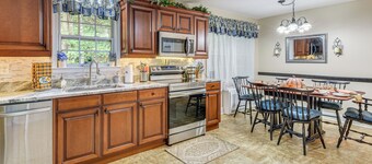 Enchanting Creekside Hiawassee Cottage w/ Hot Tub