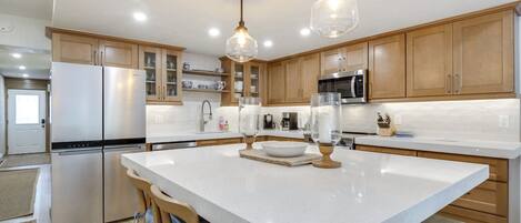 Fridge, microwave, stovetop, dishwasher