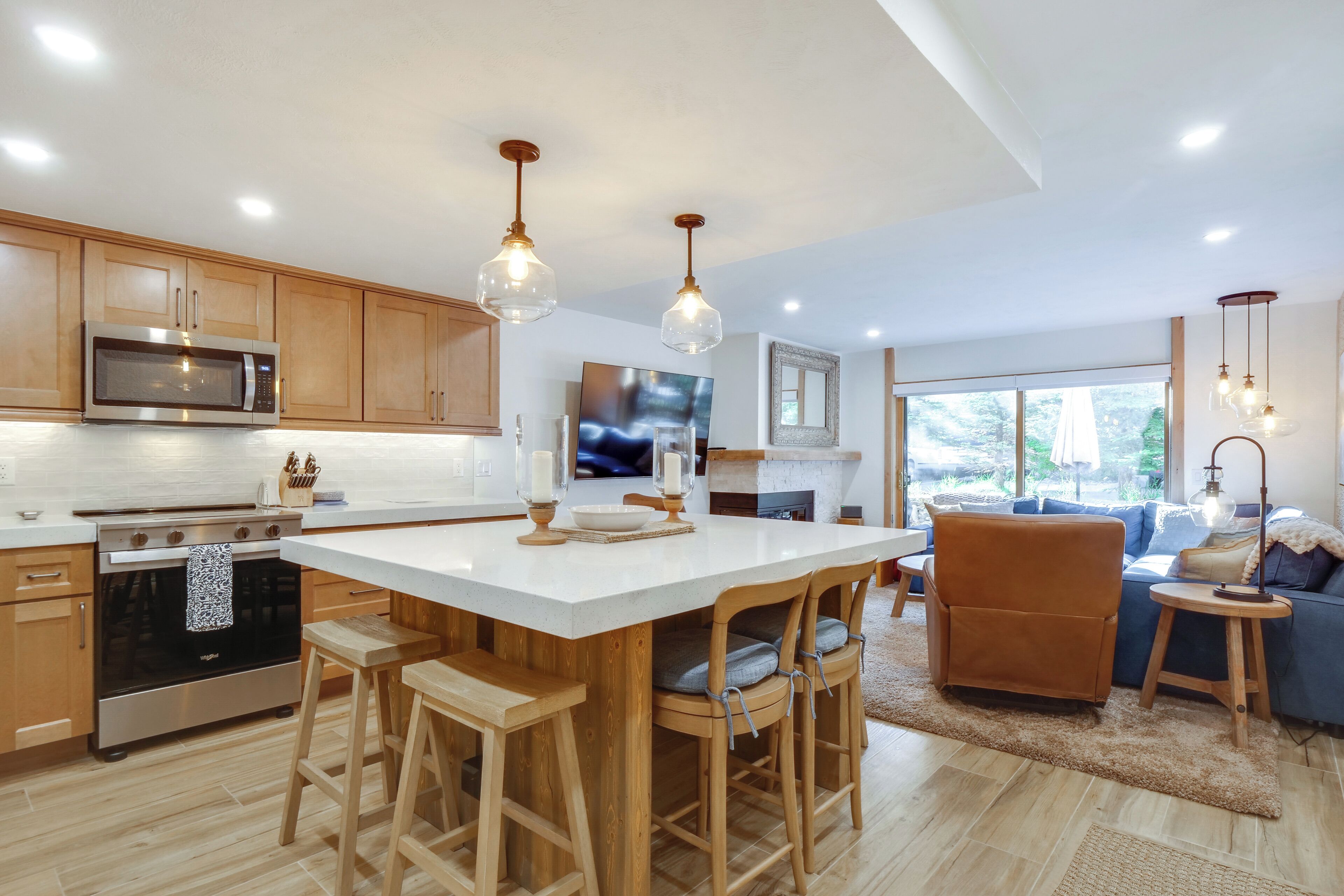 Frigorifero, microonde, piano cottura, lavastoviglie