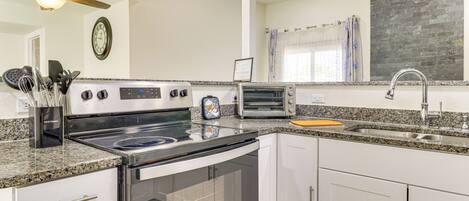 Fridge, microwave, stovetop, dishwasher