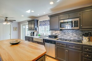 Fridge, microwave, stovetop, dishwasher