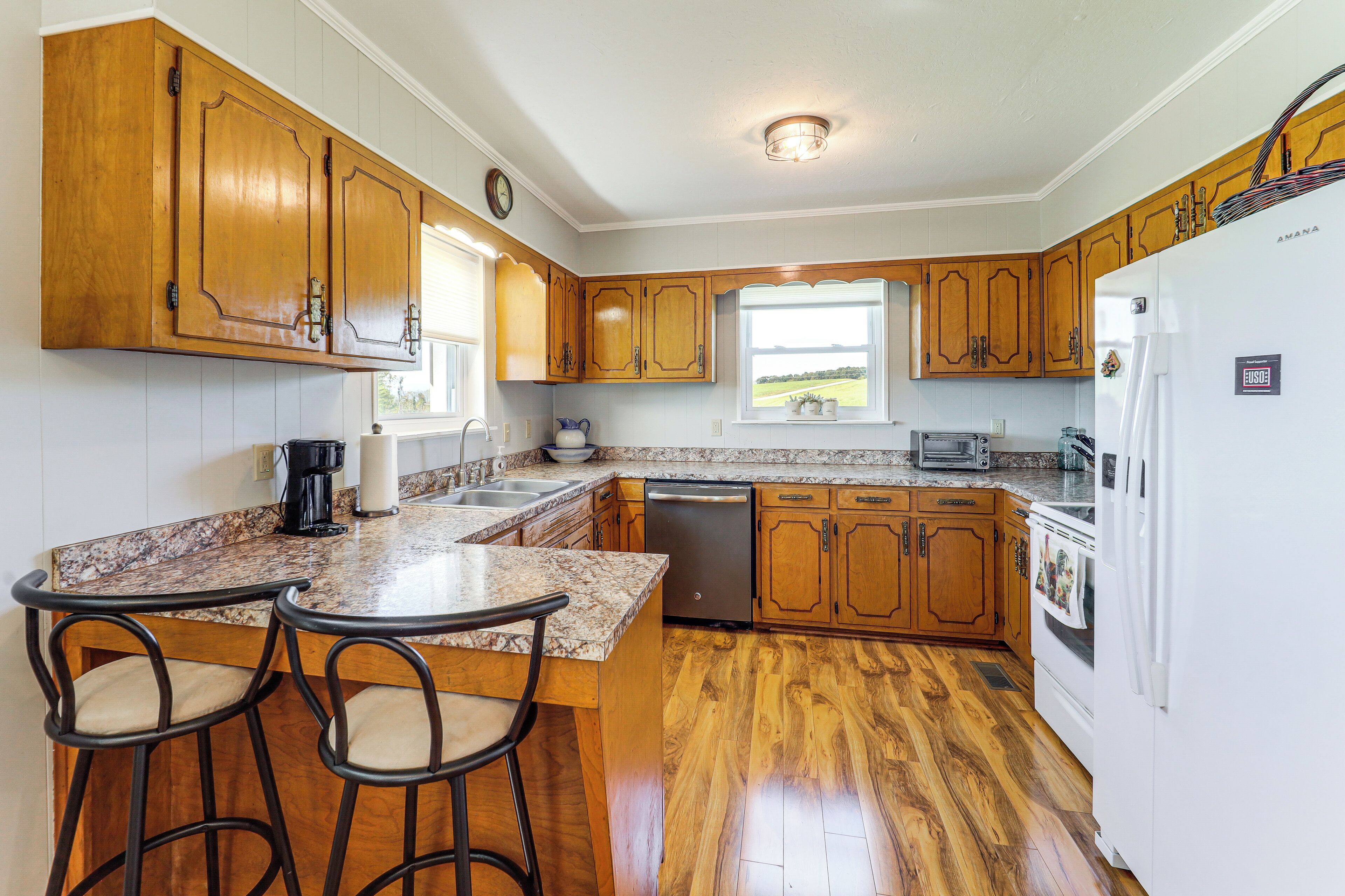 Fridge, microwave, stovetop, dishwasher