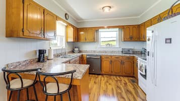 Fridge, microwave, stovetop, dishwasher